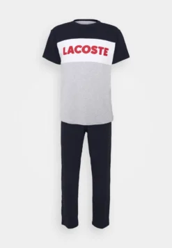 Lacoste Pyjama - Argent Chine/Marine/Blanc/Rouge -Lacoste 0e8cf6f9d9f34475b6fcc69601e66f53 scaled