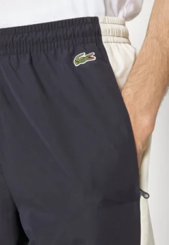 Lacoste Unisex - Trainingsbroek - Abysm/Cookie Lapland -Lacoste 0efa896b7ac4433589b8adf1c4008a37 scaled