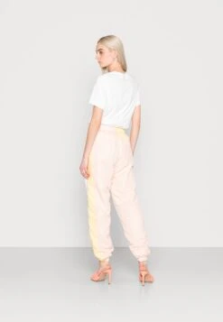 Trainingsbroek - Flour/Flesh-Napolitan Yellow -Lacoste 1a4feff05d9341b0be454d3ef7977d1d