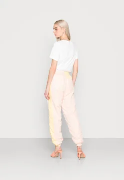 Trainingsbroek - Flour/Flesh-Napolitan Yellow -Lacoste 1a4feff05d9341b0be454d3ef7977d1d scaled