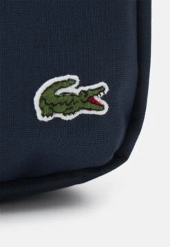 Lacoste Neocroc Vertical Camera Bag Unisex - Schoudertas - Marine -Lacoste 21921230e9304efa8834ecb081e0a8bd