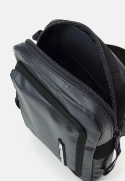 Lacoste Street Balance Unisex - Schoudertas - Bleu Nuit Noir -Lacoste 243b81acca6d41238a1b393b312055ab scaled