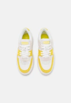 Lacoste Sneakers Laag - White/Yellow 11 Lacoste Sneakers Laag - White/Yellow -Lacoste 24ced3d0cf2b4245a5f2928fdb2aa4d4