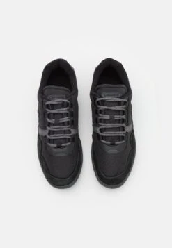 Lacoste T-Clip - Sneakers Laag - Black/Dark Grey -Lacoste 281bc6bccecb486f9f003e2eb55ae85b