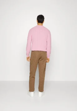 Lacoste Broek - Viennese/Expresso -Lacoste 2ad8ec17562049eeac9f612ef4f3f384 scaled