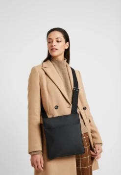 Lacoste Flat Crossover Bag - Schoudertas - Black -Lacoste 2de03ca738ed4e748fe3d93794320e75 scaled