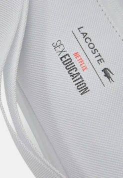 Lacoste X Netflix Unisex - Heuptas - White -Lacoste 2f099e98a33f421a8b201e38d97a9390 scaled