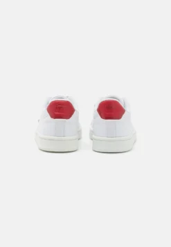 Lacoste Carnaby Pro 2231 Unisex - Sneakers Laag - White/Red -Lacoste 30ca9a3046c34b449b925e62be2b99e7 scaled