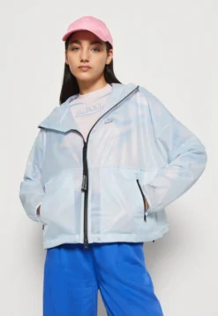 Lacoste Windjack - Sky -Lacoste 3105edeff42d4d1e98ed5a6f38f97627 scaled