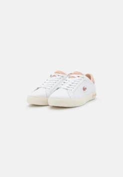 Lacoste Powercourt - Sneakers Laag - White/Light Pink -Lacoste 31db90a419a64088a9dc9ddcf103b15a scaled