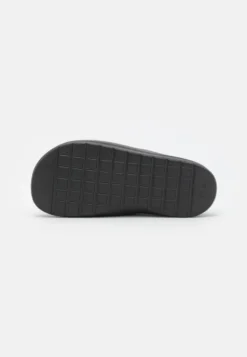 Lacoste Croco 2.0 - Badslippers - Black/Offwhite -Lacoste 33fc3e22eadf4c9997f039cd933ad353 scaled
