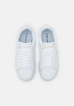Lacoste Carnaby Evo- Sneakers Laag - White/Light Pink -Lacoste 352b6edc37224a4cb159510cd4376bab scaled