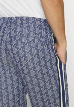 Lacoste Monogram Trackpant - Trainingsbroek - Methylene/Flour -Lacoste 36d87d56121c412fb7005b4c2b5f9c42 scaled