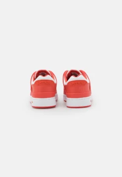 Lacoste Court Cage - Sneakers Laag - White/Red 9 Lacoste Court Cage - Sneakers Laag - White/Red -Lacoste 374f849af9914bde917d4f3129b3c1db scaled