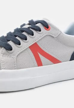 Lacoste Unisex - Sneakers Laag - Light Grey/Red -Lacoste 3aec195b4a01491c8dfac3978a475ed1