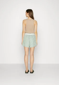 Lacoste Shorts - White/Ash Tree -Lacoste 43aeeca6eac24f6caed4544f4e0a2372 scaled