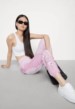 Lacoste Broek - Rose -Lacoste 450bcf28ee234dcbbf295251dbdfd8a5 scaled