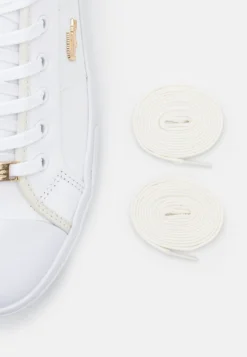 Lacoste Ziane Plusgrand - Sneakers Laag - White/Gold -Lacoste 4e4dfff47248495aaa02cc5440a52403 scaled