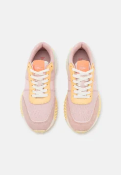 Lacoste Spin Deluxe- Sneakers Laag - Light Pink/Light Yellow -Lacoste 53892cb0f3254a2cb6e5854d27d1db53 scaled
