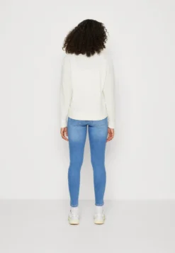 Lacoste Trui - Farine -Lacoste 555b1f3a983847cbbdfb114c5ce93c44 scaled