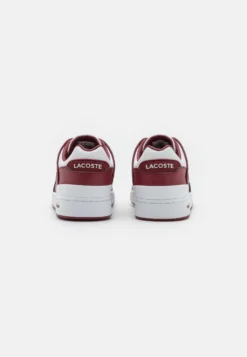 Lacoste Court Cage- Sneakers Laag - White/Burgundy 9 Lacoste Court Cage- Sneakers Laag - White/Burgundy -Lacoste 58ebe237b12a46468db3aef4369c7264 scaled