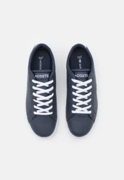 Lacoste Carnaby Evo - Sneakers Laag - Navy/White -Lacoste 5e0a1508e832456a82f6a036e64d6fe5 scaled