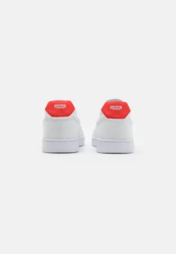 Lacoste X Netflix - Sneakers Laag - White/Red -Lacoste 602a861f464d402d900867f6c5597bdf scaled