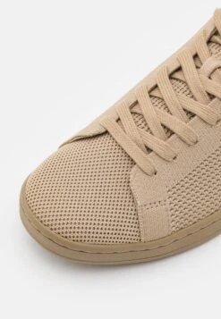 Lacoste Carnaby Piquee - Sneakers Laag - Khaki -Lacoste 637ad1ac28ce4709979a9592f239eede