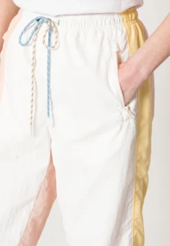 Trainingsbroek - Flour/Flesh-Napolitan Yellow -Lacoste 63a8d3e30c164951b3bf4c02d0a6dba4 scaled