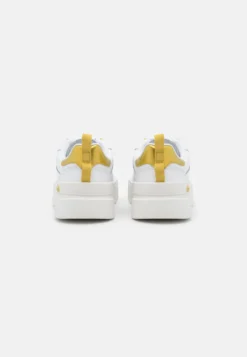 Lacoste Sneakers Laag - White/Gold 9 Lacoste Sneakers Laag - White/Gold -Lacoste 64ee9c2d6aad4a98acbaf9d796aac357 scaled