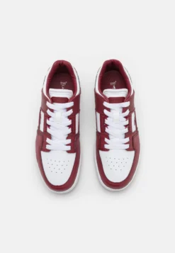 Lacoste Court Cage- Sneakers Laag - White/Burgundy 11 Lacoste Court Cage- Sneakers Laag - White/Burgundy -Lacoste 6c64faf289744623aa1d415eb928c347 scaled