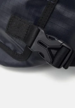 Lacoste Street Balance Unisex - Heuptas - Bleu Nuit Noir 7 Lacoste Street Balance Unisex - Heuptas - Bleu Nuit Noir -Lacoste 6d36436e7627430285da3905565a552b scaled