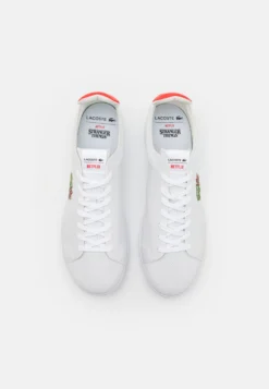 Lacoste X Netflix - Sneakers Laag - White/Red -Lacoste 75f3de0368fb4212934ebc2f198e3034 scaled