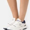Lacoste Lineshot- Sneakers Laag - Off White/Navy