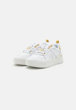 Lacoste Sneakers Laag - White/Gold 8 Lacoste Sneakers Laag - White/Gold -Lacoste 819fc90da21b487d9313e66ea77fde0c scaled