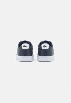 Lacoste Carnaby Evo - Sneakers Laag - Navy/White -Lacoste 81af2601d6614699b66a13634acf1474 scaled