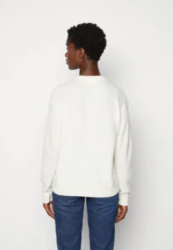 Lacoste Trui - Flour 8 Lacoste Trui - Flour -Lacoste 822d55aaff344950b44b89f73469b1db scaled