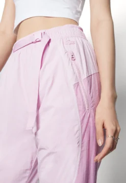 Lacoste Broek - Rose -Lacoste 85d5f85536894147bb5f810b3fb4d5aa scaled