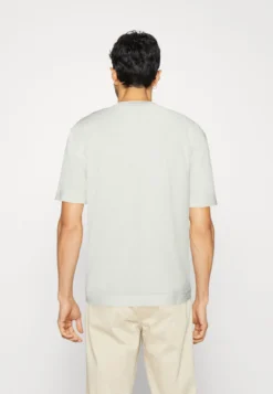 Lacoste X Netflix - T-Shirt Print - Flour -Lacoste 8b7c772d2c494408a281bdfb69cfa9ed scaled