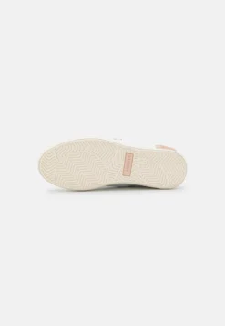 Lacoste Powercourt - Sneakers Laag - White/Light Pink -Lacoste 8d5c0341e85f4c8aada1dfb2d0deb148 scaled