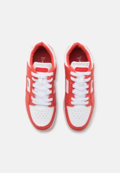Lacoste Court Cage - Sneakers Laag - White/Red 11 Lacoste Court Cage - Sneakers Laag - White/Red -Lacoste 92423f16dbb7433893bea92d82507806 scaled