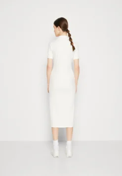 Lacoste Gebreide Jurk - Flour -Lacoste 92aab4c1d13b43959093bf4e70968e98 scaled