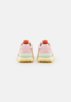 Lacoste Spin Deluxe- Sneakers Laag - Light Pink/Light Yellow -Lacoste 96955c7cd6e24b9196d2806c1fa1e30e
