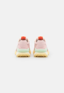 Lacoste Spin Deluxe- Sneakers Laag - Light Pink/Light Yellow -Lacoste 96955c7cd6e24b9196d2806c1fa1e30e scaled