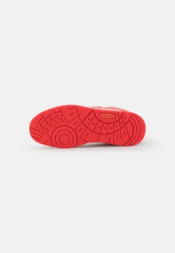 Lacoste Court Cage - Sneakers Laag - White/Red 10 Lacoste Court Cage - Sneakers Laag - White/Red -Lacoste 98ce22ea630e4e5a857e1eee5bc1924a scaled