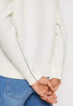 Lacoste Trui - Farine -Lacoste 9b5498a7109c442a84d0123b6dcd922b scaled