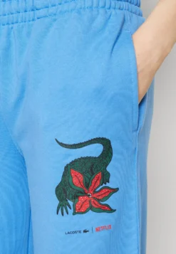 Lacoste X Netflix - Trainingsbroek - Ethereal -Lacoste 9e3c6c4bd262422d9f8e563cdc5660eb scaled