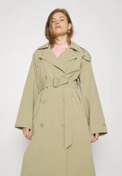 Lacoste Trenchcoat - Lion -Lacoste 9fac57d16d874599b6aee85af73a8d93 scaled