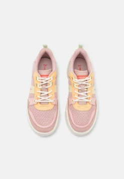 Lacoste Sneakers Laag - Light Pink/Light Yellow -Lacoste a2067fd5cd784052a6f9bdf234b9245e scaled