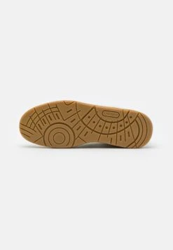 Lacoste X Netflix - Sneakers Laag - Off Wihte/Brown 10 Lacoste X Netflix - Sneakers Laag - Off Wihte/Brown -Lacoste a3277a8f015f45b186c60b92eb42f8fd